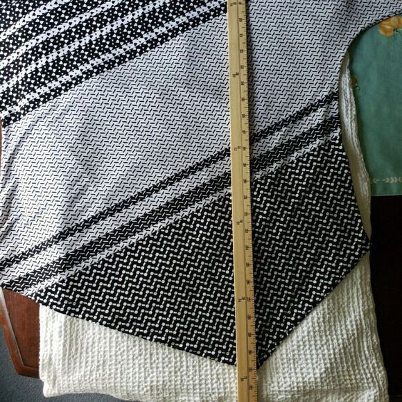 Chico's Geometric Print Cold Shoulder Blouse Top Short Sleeve Knit Size 2 US L - Picture 10 of 10